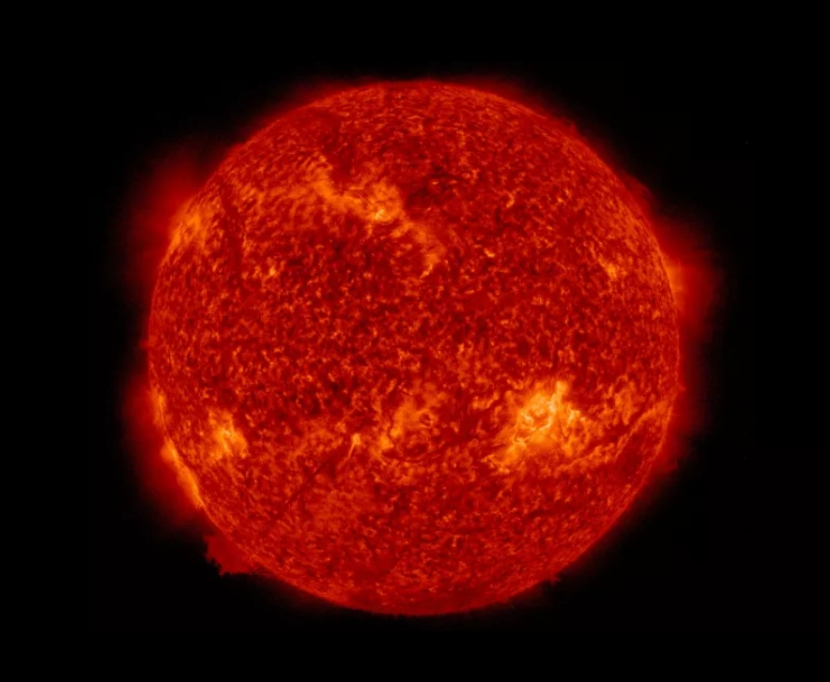 Solar Dynamics Observatory NASA menangkap gambar saat matahari mengeluarkan filamen plasma dari tempat aktif (area terang di sebelah kanan dari pusat gambar). Gambar: NASA/Solar Dynamics Observatory