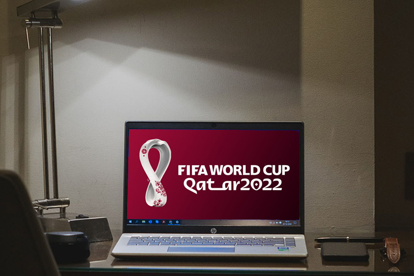 Ilustrasi nonton Piala Dunia 2022 di laptop.