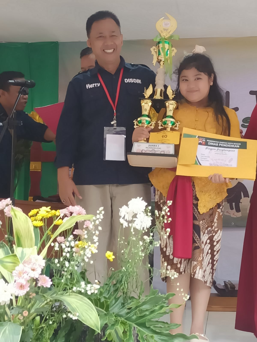 Sandrica Elana Mazea, wakil dari SD Bina Insani, utusan Kecamatan Tanah Sareal berhasil meraih juara 1 dalam mata lomba Ngadongeng dalam rangka Festival Tunas Bahasa Ibu (FTBI) tingkat Kota Bogor. (Foto: Dok SBBI)