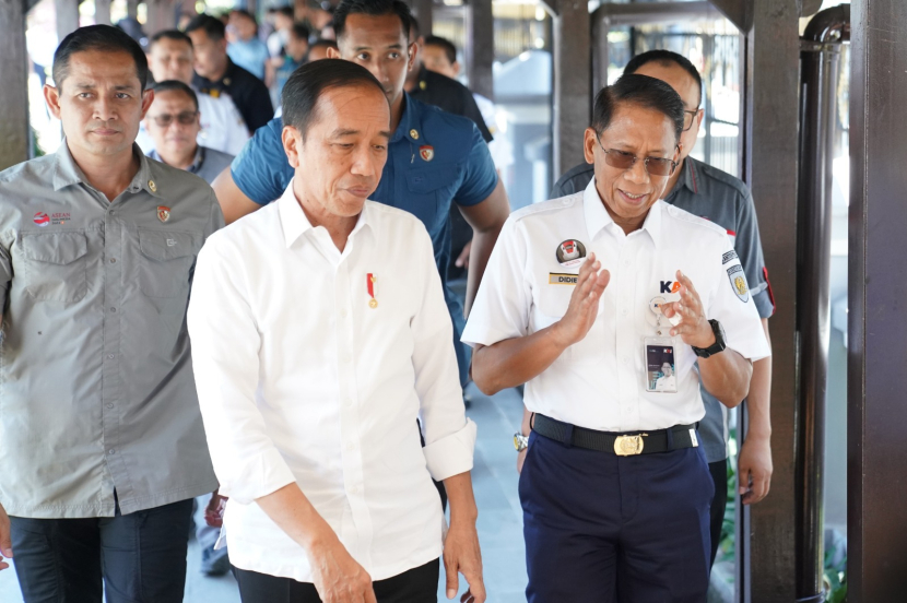 Direktur Utama PT KAI, Didek Hartantyo (kanan), mendampingi Presiden Joko Widodo saat menjajal Kereta Api Cepat Jakarta-Bandung, Rabu (13/9). (Foto: Humas PT KAI)