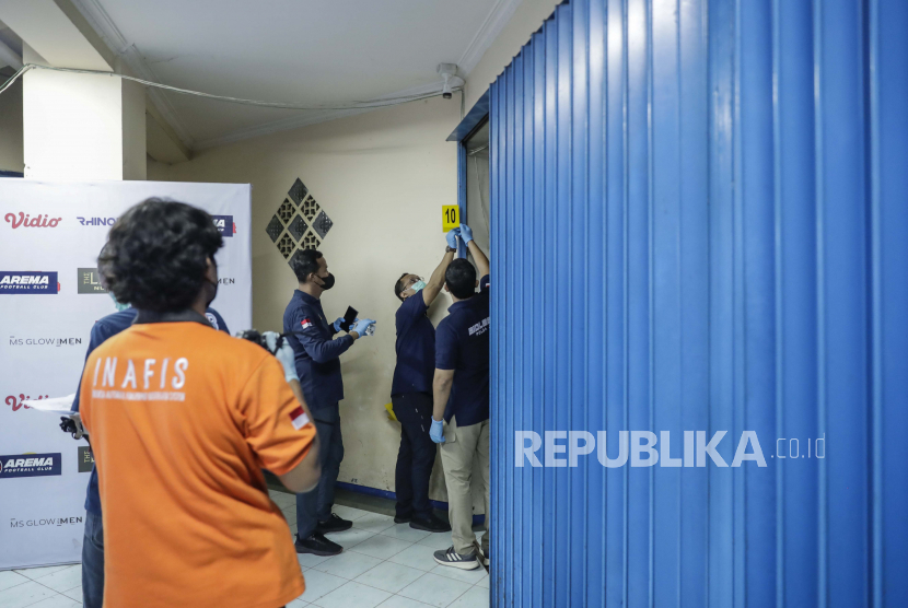 Petugas polisi forensik menyelidiki lokasi penyerbuan sepak bola di dalam Stadion Kanjuruhan di Malang, Jawa Timur, Indonesia, 03 Oktober 2022. 