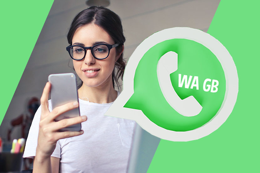Wanita pegang smartphone logo GB Whatsapp terbaru 2022.