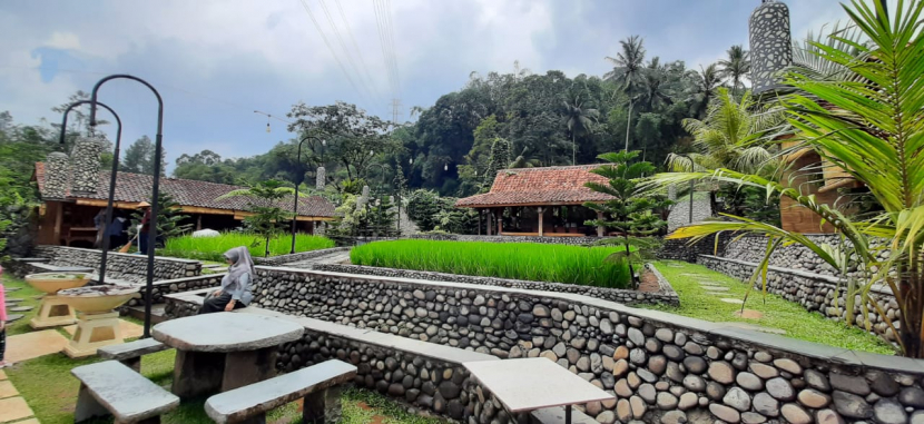 Salah satu spot tempat duduk di bagian luar Ngopi di Sawah.