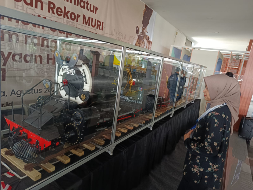 Pengunjung menyaksikan Pameran Miniatur Lokomotif Terbesar Rekor MURI dengan Teknologi Cetak Tridimensi di Stasiun Surabaya Gubeng, Jumat (4/8). (Foto: Humas PT KAI)