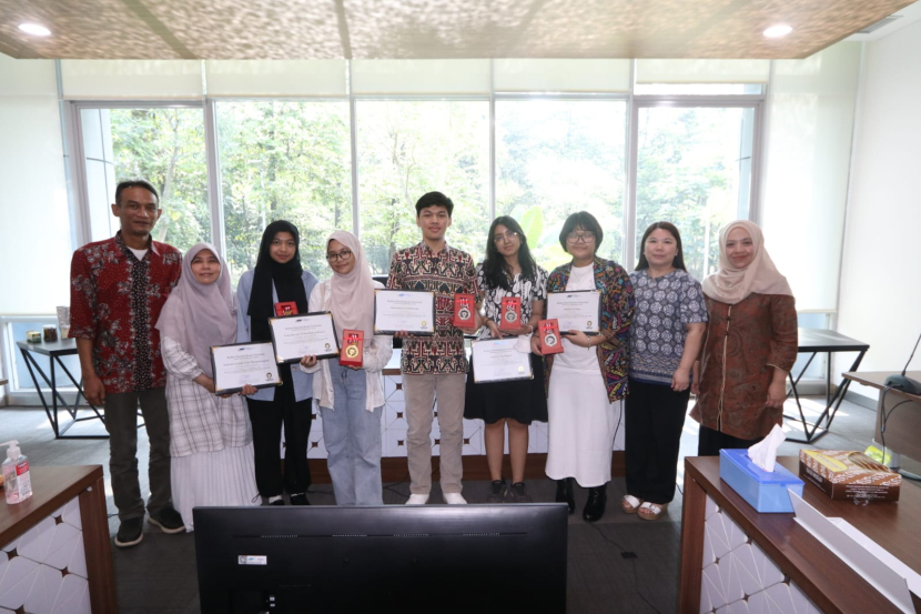 Dua tim pelajar, dari MAN Insan Cendikia Gorontalo dan dari SMA Jubilee Jakarta, Jumat (18/8/2023) berangkat ke Korsel untuk mengikuti Olimpiade Standar internasional (foto: dokumentasi humas bsn).