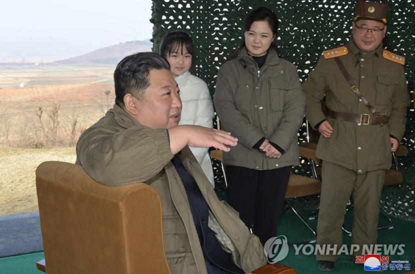 Kim Jong-un briefing ke militer di hadapan putri dan istrinya. Cr: Yonhap News Agency