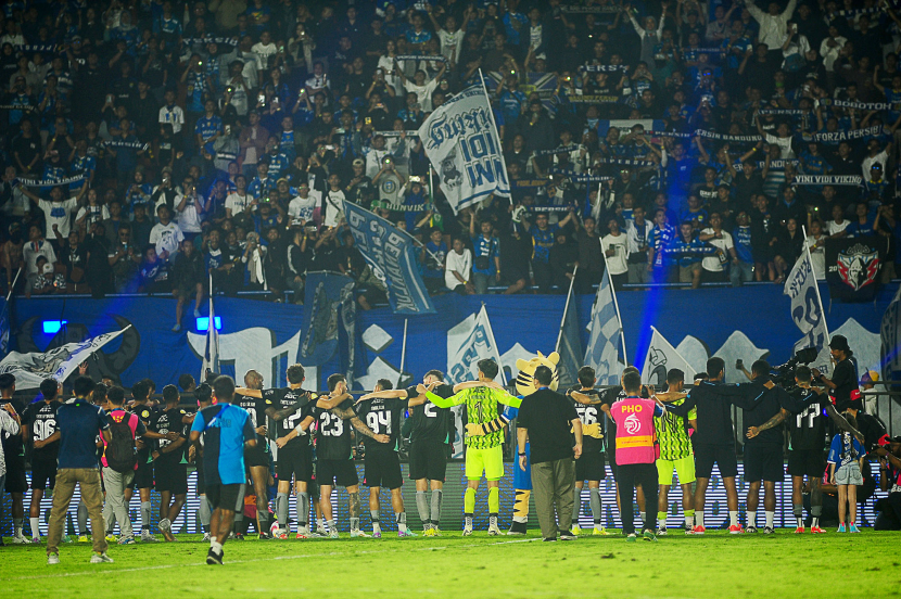 Tim Persib Bandung menyapa bobotoh di tribun timur stadion usai laga pembuka BRI Liga 1 Indonesia 2024/2025 antara Persib Bandung melawan PSBS Biak di Stadion Si Jalak Harupat, Soreang, Kabupaten Bandung, Jumat (9/8/2024). (Foto: Yogi Ardhi/Republika Network) (Nikon D3, Nikkor MF 300/2.8 ED)