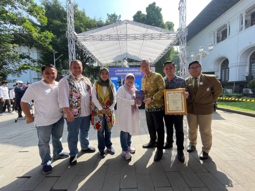 Politeknik Pariwisata NHI Bandung menerima penghargaan sebagai Penyelenggara Pendidikan Formal Ramah Disabilitas