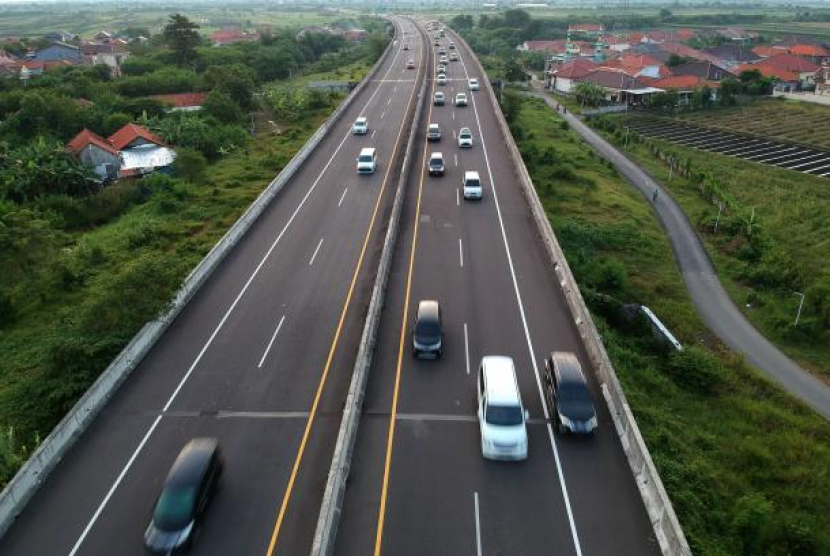 Foto udara kendaraan pemudik melintas di jalan tol Pejagan-Pemalang, Sidakaton, Tegal, Jawa Tengah, Sabtu (30/4/2022). Mudik 2023: Ini Tarif Tol Jakarta-Semarang, Jakarta-Solo, dan Jakarta-Surabaya. Foto: ANTARA/Oky Lukmansyah