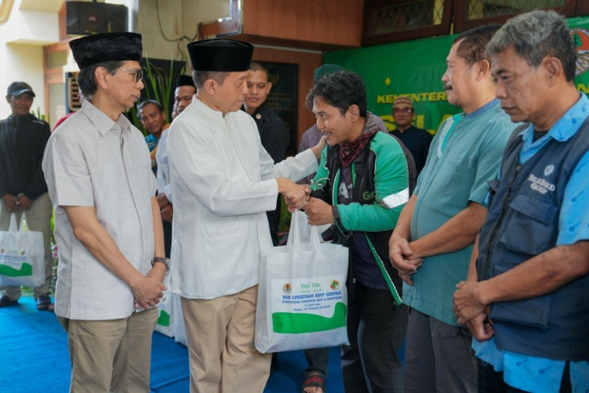 Sekjen KLHK Bambang Hendroyono (dua dari kiri) menyerahkan paket daging kurban dan sembako kepada masyarakat sekitar kantor KLHK dan keluarga KLHK yang membutuhkan. (Foto: KLHK)