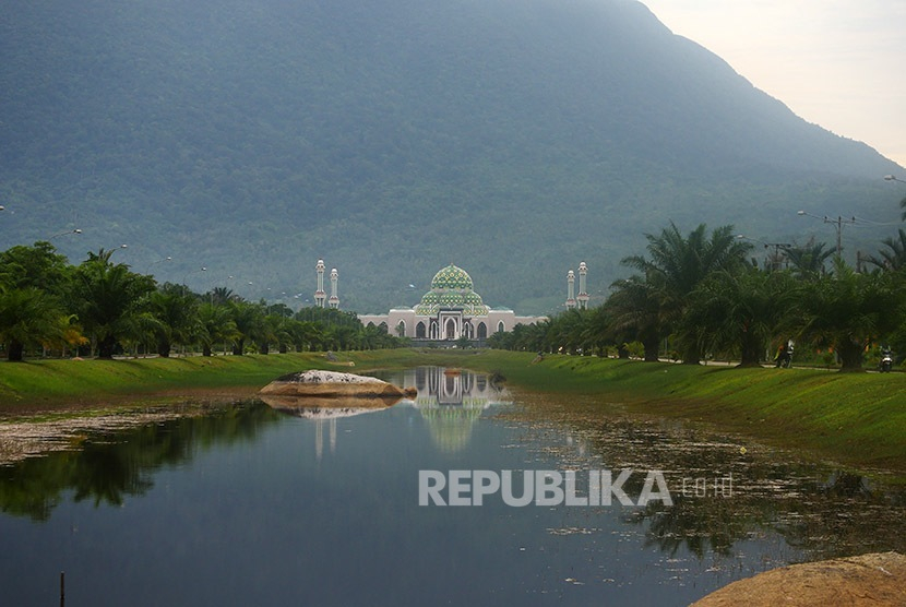 Masjid Agung Natuna di Kota Ranai, Pulau Natuna, Kepulauan Riau, berlatar belakang Gunung Ranai.