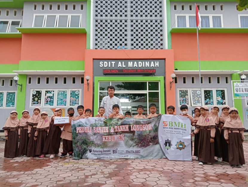 Aksi penggalangan dana peduli banjir Kebumen melibatkan siswa TK, SD dan SMP Sekolah Integral Hidayatullah Kebumen. (Foto: Dok BMH)