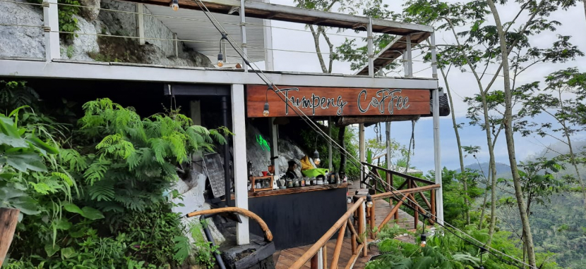 Tumpeng Coffee merupakan kafe di Tumpeng Menoreh, Yogyakarta