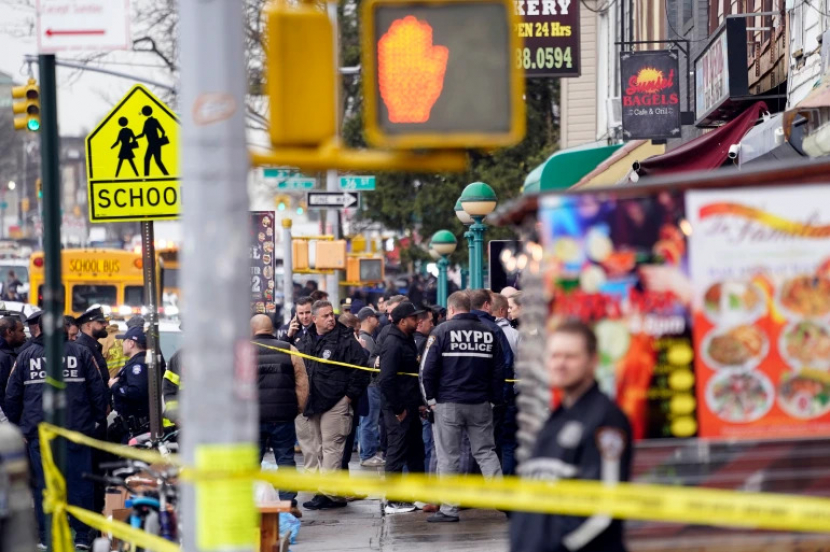 Lokasi serangan pria bersenjeta di kereta bawah tanah terjadi di stasiun di Sunset Park di Brooklyn, New York [John Minchillo/AP Photo]