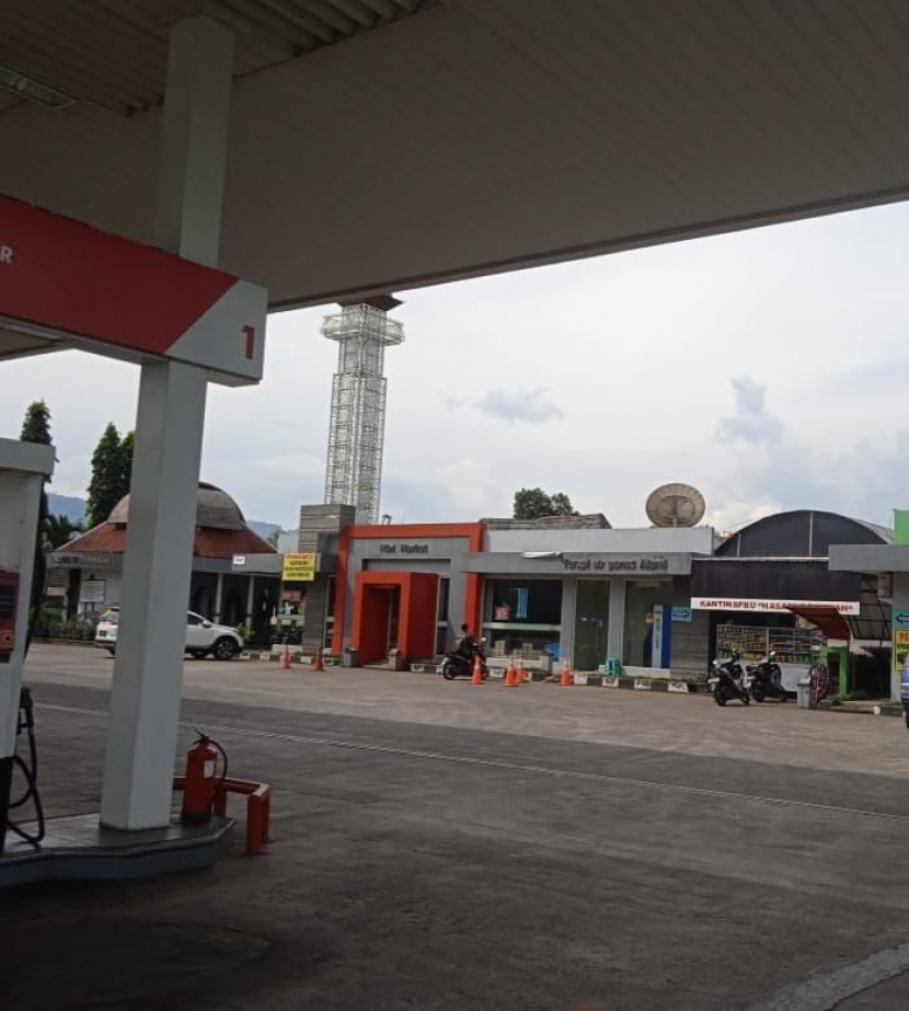 Salah satu Stasiun Pengisian Bahan Bakar Umum (SPBU) 34.46134 yang terletak di Jalan Raya Bandung–Tasikmalaya KM 81 Kecamatan Kadipaten Kabupaten Tasikmalaya, sangat diminati masyarakat karena menyediakan fasilitas umum pemandian air panas alami. (Istimewa)