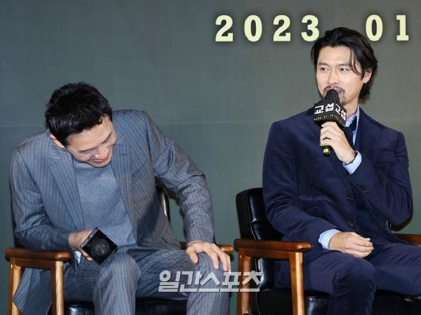 Aktor Hwang Jung-min dan Hyun Bin saat konferensi pers di Seoul untuk mempromosikan film 