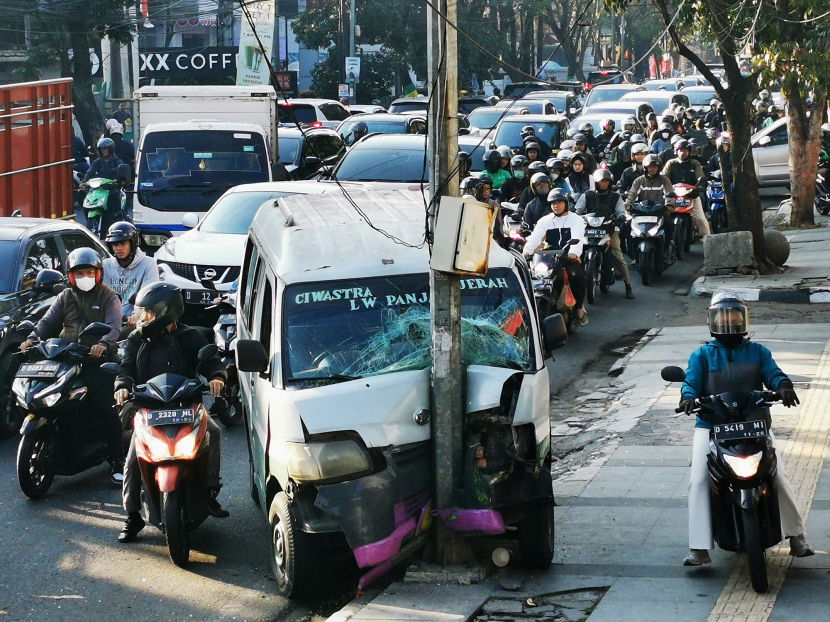 Antrean panjang kendaraan melintasi lokasi kecelakaan tunggal angkot menabrak tiang lampu PJU di Jl Buah Batu, Bandung, Rabu (14/8/2024). Pengemudi mengaku harus membanting kemudi ke arah sisi jalan karena melihan sosok wanita menyeberang jalan di depannya. (Foto: Yogi Ardhi/Republika Network) (Kamera Ponsel Hawei P30 Pro)