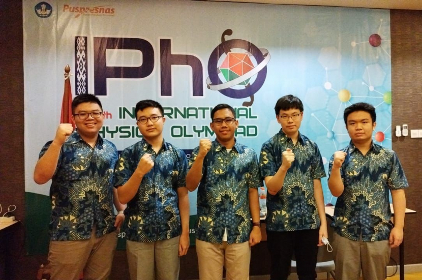 Tim Indonesia meraih satu medali emas, tiga medali perak, dan satu medali perunggu di Olimpiade Fisika Internasional (IPhO). Foto : kemdikbud.go.id