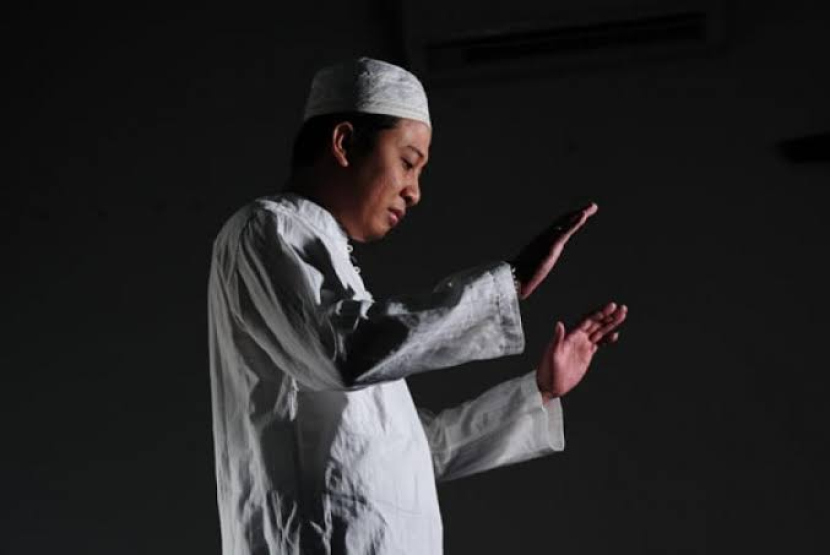 Ilustrasi seseorang sedang takbiratul ihram