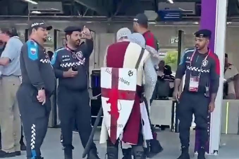 Pendukung Timnas Inggris yang mengenakan kostum Santo Georgius dilarang memasuki stadion di Qatar. (Twitter)