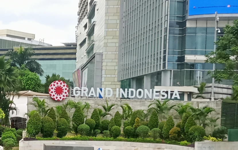 Cukup lama pagar Grand Indonesia dekat Halte Tosari, Jakarta Pusat, bertuliskan Grand Indonesia Shopping Center seperti yang diperlihatkan di foto kedua. Kini telah diubah dengan cukup menampilkan nama malnya saja: Grand Indonesia (foto: priyantono oemar).
