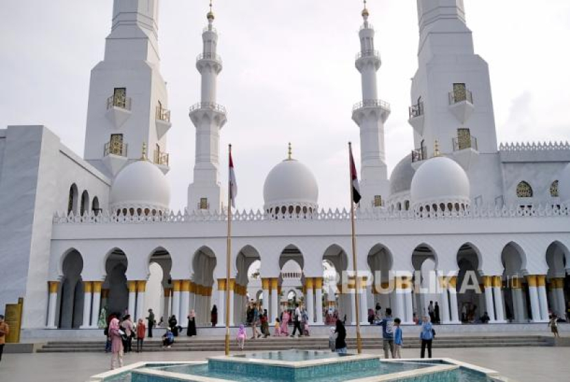 Warga mengunjungi Masjid Raya Seikh Zayed (MBZ) di Surakarta, Jawa Tengah, Rabu (22/3/2023). Doa Masuk dan Keluar Masjid Lengkap: Arab, Latin, dan Terjemahan. Foto: Republika/Wihdan Hidayat