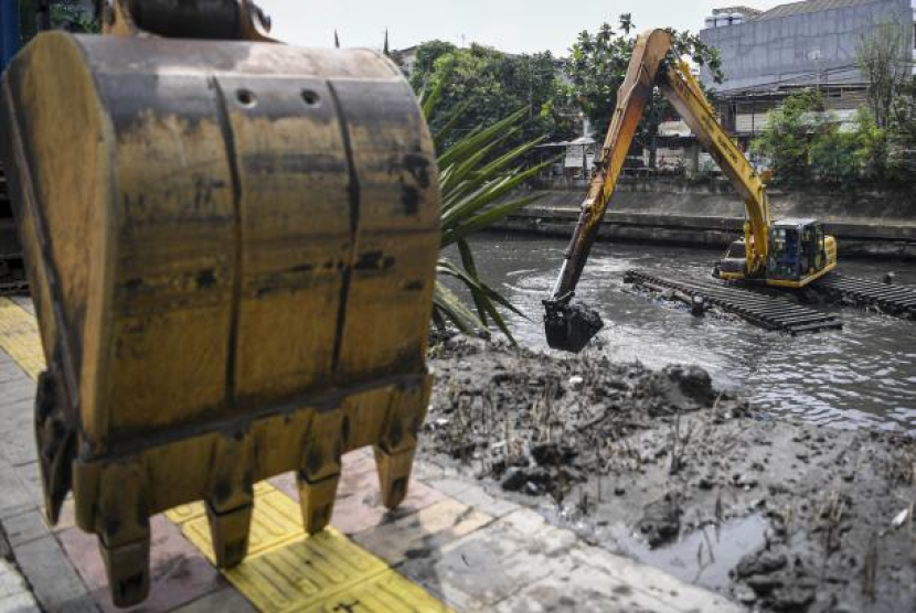 Operator ekskavator sedang bekerja. Disnaker Cilegon Buka Pelatihan Operator Ekskavator dan Forklift Gratis. Foto: ANTARA/M Risyal Hidayat