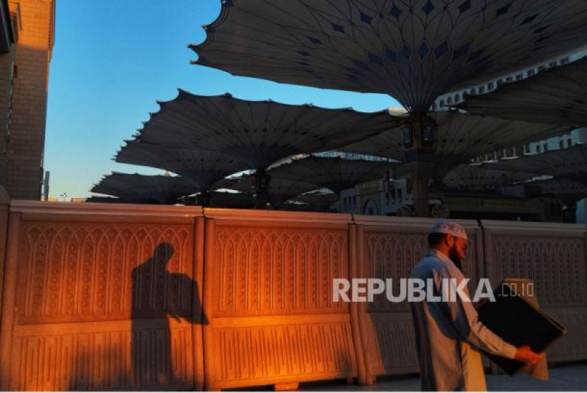 Suasana pagi hari di Masjid Nabawi, Madinah, Arab Saudi, Selasa (2/5/2023). Bacaan Niat Sholat Subuh Lengkap dan Tata Cara Sholat serta Doa Qunut. Foto: Republika/Prayogi