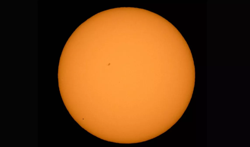Merkurius muncul dalam bayangan saat melintas di depan Matahari.  Gambar: NASA