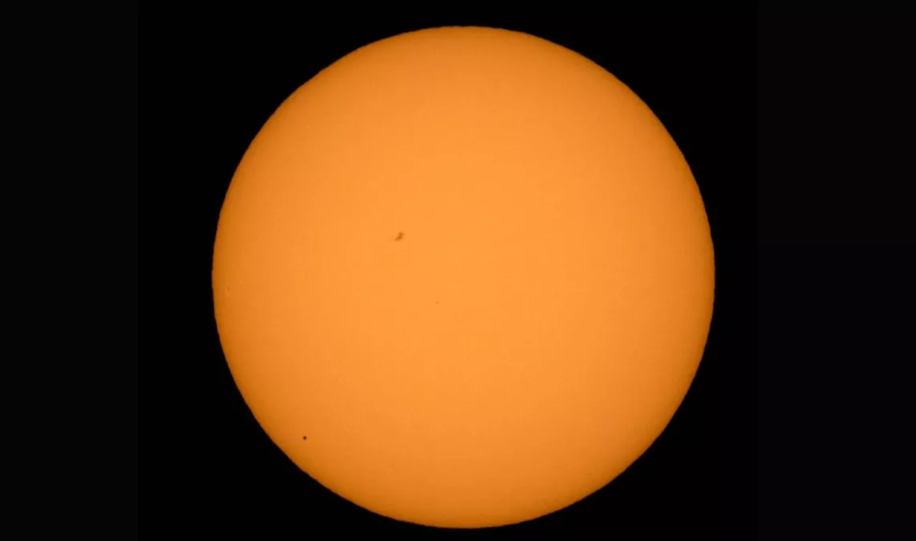 Merkurius tampak dalam siluet saat transit di depan matahari. Gambar: NASA