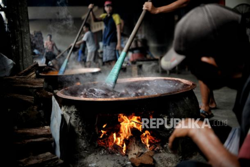 Pekerja menyelesaikan pembuatan dodol betawi di Rumah Produksi Dodol Betawi Sari Rasa Ibu Yuyun, Jalan Damai Baru, Pasar Minggu, Jakarta. Foto: Republika/Thoudy Badai