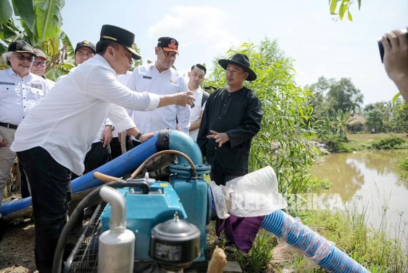 Sekda Jabar Herman Suryatman melaksanakan Monitoring dan Evaluasi program Pompanisasi di Desa Wanasari, Kecamatan Bangodua, Kabupaten Indramayu, Rabu (3/6/2024). (Foto: Dokpim Jabar)