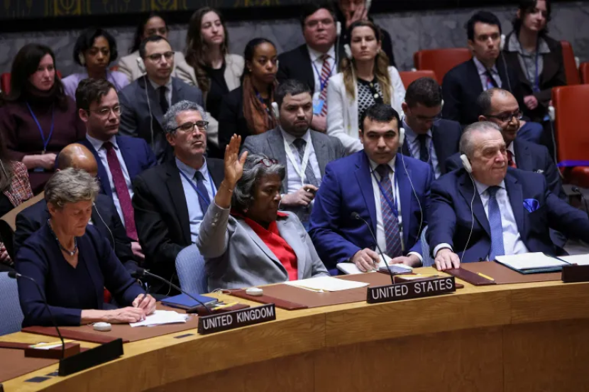 Perwakilan AS untuk PBB Linda Thomas-Greenfield abstain, saat pemungutan suara mengenai resolusi Gaza yang menuntut gencatan senjata segera di bulan Ramadhan [Andrew Kelly/Reuters]
