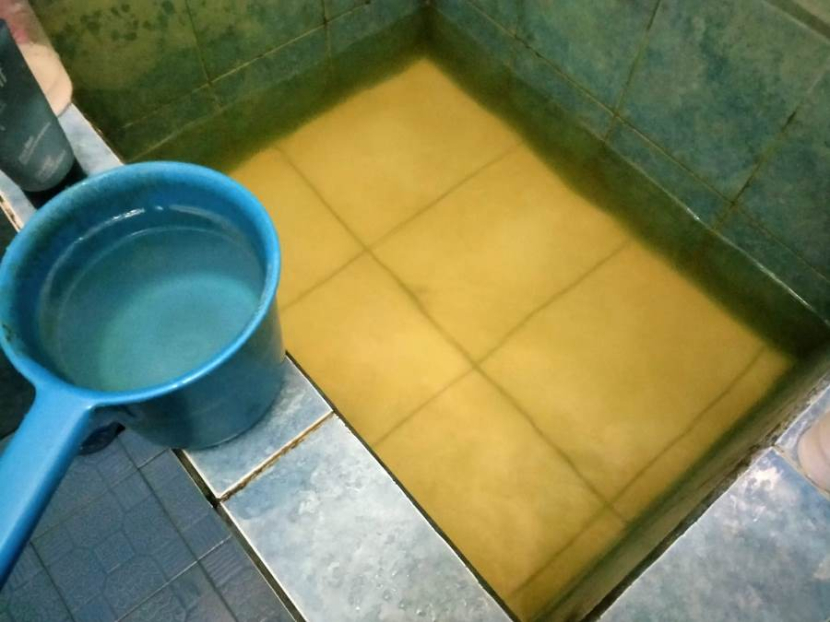 Warga Indramayu kota mengeluhkan kualitas air PDAM Indramayu yang keruh dan berwarna kuning sejak sepekan lalu. (Dok. Matapantura.republika.co.id)