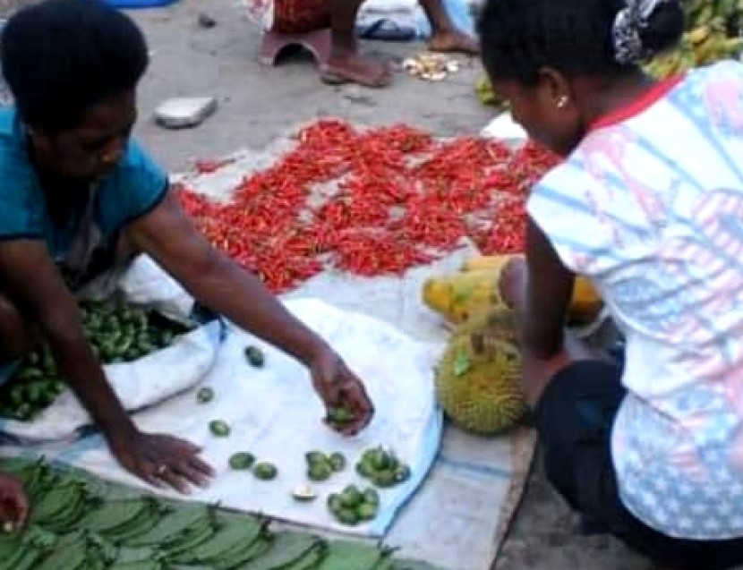 Jual pinang per tumpuk. Satu tumpuk kecil harga Rp 5.000, satu tumpuk besar harga Rp 10 ribu (foto: priyantono oemar).