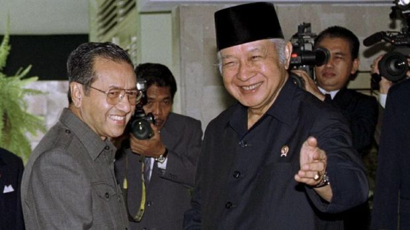 Perdana Menteri Malaysia Mahathir Mohamad bersama Presiden Soeharto. Janji Mahathir Mohamad Temui Soeharto Jika Jadi Perdana Menteri, Memuji Setinggi Langit. Foto: Reuters