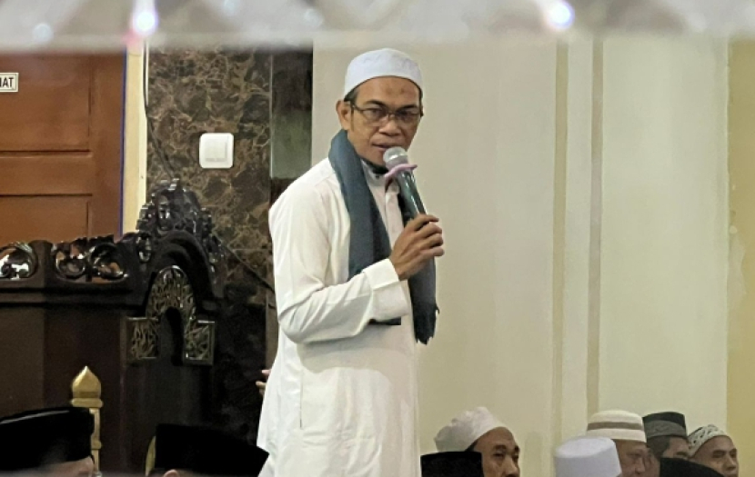 Ust. H. Syahruddin El Fikri, saat memberikan tausiyah dihadapan jamaah Majelis Subuh Al Ahad Nur Rajab di Masjid Nururrahman, Ahad (4/8)