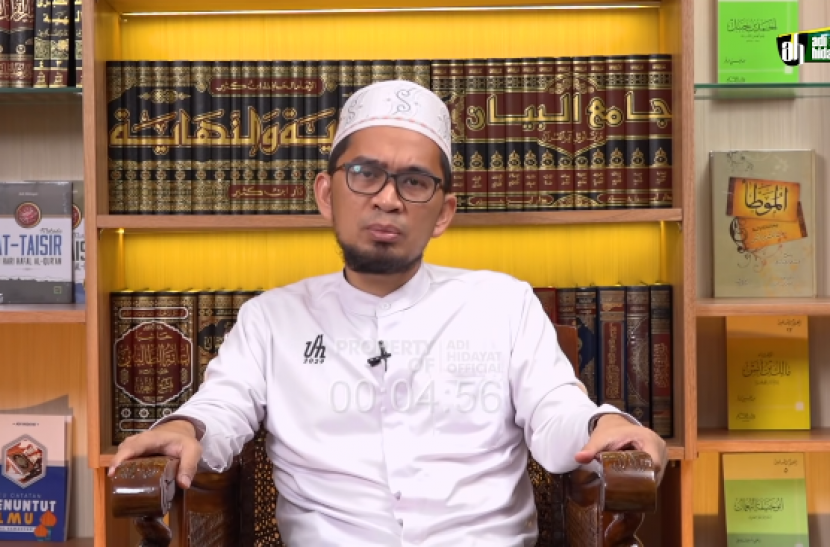 Ustadz Adi Hidayat minta pejabat jaga narasi komunikasi yang baik. (sumber: youtube)