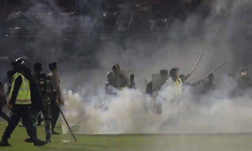 Polisi dan tentara di lapanan stadion Kanjurhan setelah gas air mata ditembakkan. Foto: Yudha Prabowo/AP