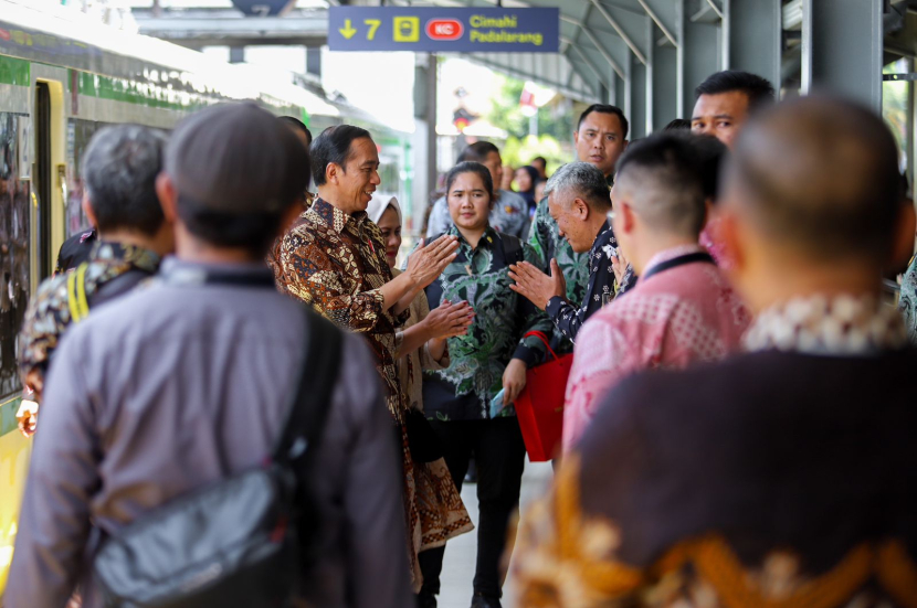 Penjabat Wali Kota Bandung, Bambang Tirtoyuliono menyambut Presiden RI Joko Widodo di Stasiun Bandung