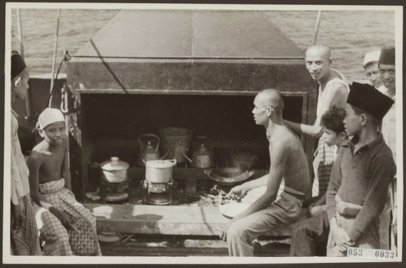 Para jamaah haji tengah memasak di atas dek kapal laut yang mengantarnya ke tanah suci.