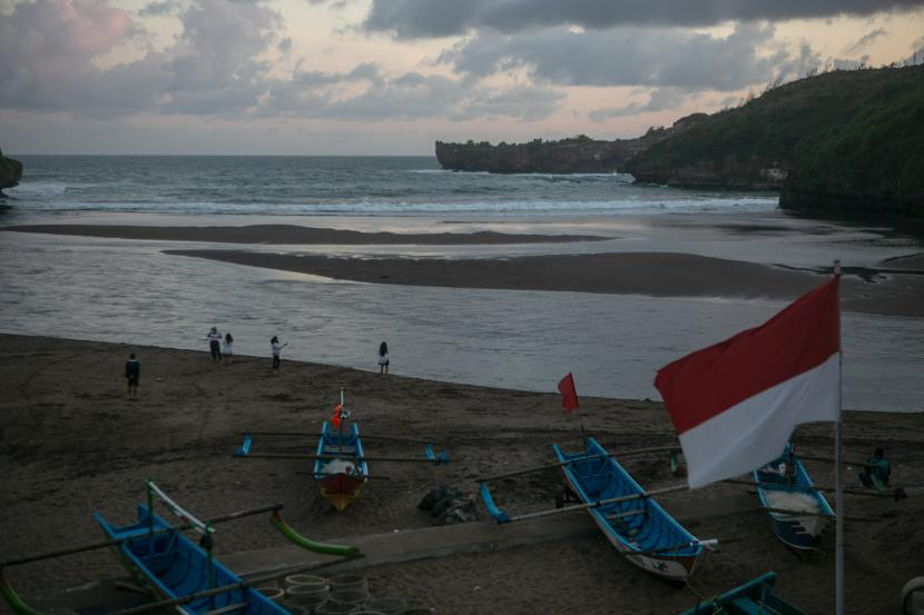 Warga melakukan aktivitas di kawasan Pantai Baron, Gunungkidul, DI Yogyakarta. Pemkab Gunung Kidul merevitalisasi sejumlah pantai untuk mempercepat pemulihan ekonomi. Foto: ANTARA/Hendra Nurdiyansyah 