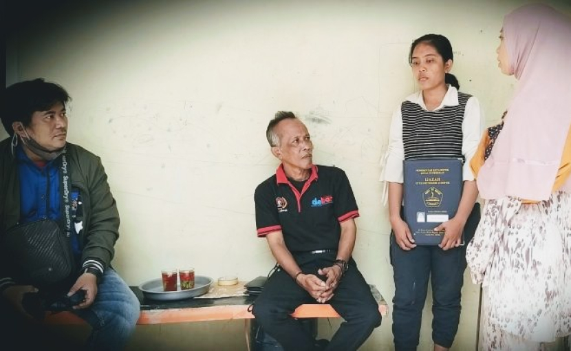 Ketua Tim PWI Depok Sedekah Pendidikan, Adi Rakasiwi sedang melakukan survei ke seorang anak tak mampu untuk diberi kesempatan bersekolah gratis 