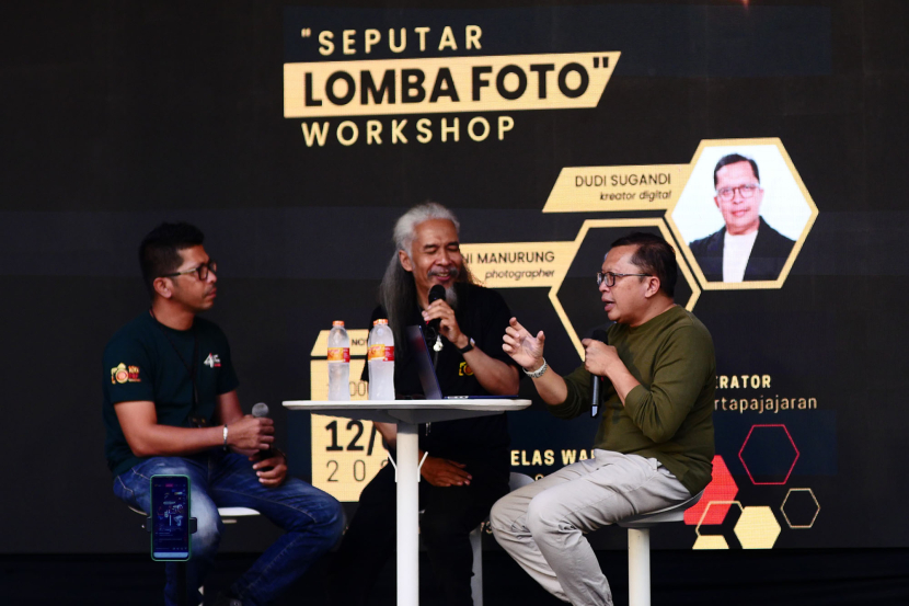 Founder Kelas Garasi Dudi Sugandi (kanan) dan fotografer PAF Bandung Joni Manurung (kanan) memaparkan dinamika penjurian lomba foto dalam Talkshow Seputar Lomba Foto di acara Salon Foto Indonesia 2024 yang digelar Perhimpunan Amatir Foto Bandung di Cihampelas Walk Bandung, Jumat (12/7/2024).