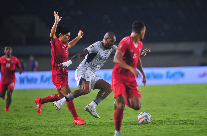 Striker Persib Bandung David Da Silva ditempel ketat gelandang serang Borneo FC Kei Hirose pada laga kedua Grup A Piala Presiden 2024 antara Borneo FC melawan Persib Bandung di Stadion Si Jalak Harupat, Bandung, Senin (22/7/2024). (FOTO: YOGI ARDHI/REPUBLIKA NETWORK) Nikon D3, Nikkor 300/2.8 ED MF