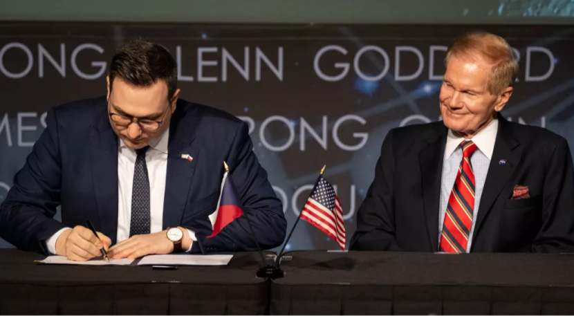 Menteri Luar Negeri Republik Ceko, Jan Lipavsky (kiri), menandatangani Artemis Accords, dan Administrator NASA Bill Nelson melihatnya, Rabu, 3 Mei 2023, di Markas Besar NASA Mary W Jackson, Washington, DC Gambar : NASA/Joel Kowsky