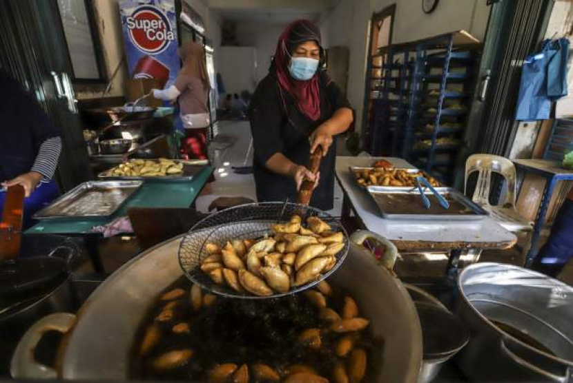 Pekerja menggoreng kue epok-epok di Kedai Epok-epok Ana, Batam, Kepulauan Riau, Selasa (2/3/2021). (Teguh Prihatna/ANTARA FOTO) 