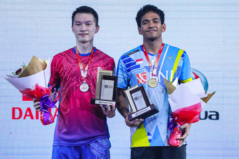 Pemain tunggal putra Indonesia, Chico Aura Dwi Wardoyo menjadi juara di Malaysia Masters 2022. Di final, Chico mengalahkan pemain Hong Kong, Ng Ka Long Angus (kiri).