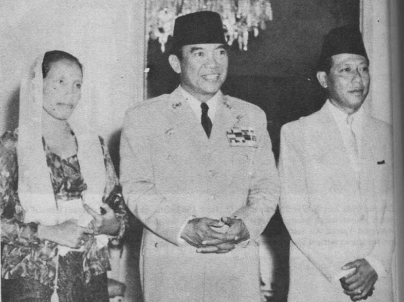 Menteri Agama Saifuddin Zuhri dan istri berfoto bersama Presiden Sukarno setelah upacara pelantikan pada 2 Maret 1962.