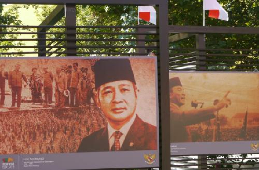 Poster Proklamator RI Sukarno (kanan) bersama Presiden ke-2 RI Soeharto dipamerkan di ajang Milan Expo 2015 di Kota Milan, Italia. Foto: Republika/Erik Purnama Putra